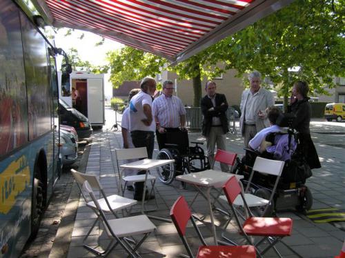 De wethouders in gesprek met het bestuur van het platform