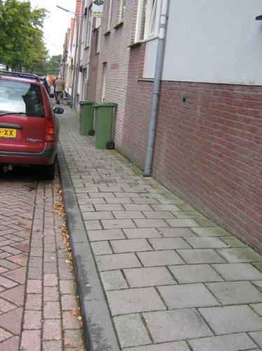 14 Secretarieweg Weer Containers op de stoep